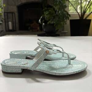 Crown & Ivy Wylie Blue Floral Print Thong Sandals Size 8M